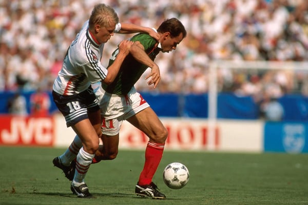 1994年美国世界杯E组比赛中，挪威球员阿尔菲·哈兰德在华盛顿特区盯防墨西哥球员扎格。