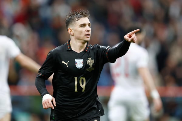 在2026年国际足联世界杯欧洲区预选赛中，弗朗西斯科·孔塞桑在波尔图巨龙球场庆祝葡萄牙队对阵亚美尼亚队的进球。