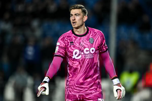 切塞纳足球俱乐部的乔纳森·克林斯曼在里加蒙蒂球场举行的布雷西亚足球俱乐部和 AC 切塞纳之间的乙级联赛比赛中做手势