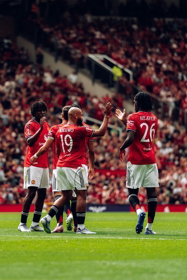 世界杯FIFA体育新闻：艾登·海文（右）近期表现出色，令人眼前一亮。/ Zohaib Alam/MUFC/曼联/Getty Images