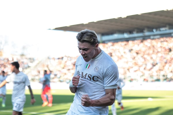 世界杯FIFA体育新闻：拉斯穆斯·霍伊伦德本赛季在那不勒斯状态出色。/ Emanuele Comincini/NurPhoto/Getty Images