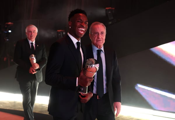 世界杯FIFA体育新闻：弗洛伦蒂诺·佩雷斯（右）坚决表示要将维尼修斯·儒尼奥尔留在伯纳乌。/ Christopher Pike/FIFA/Getty Images