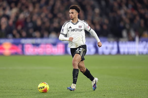 世界杯FIFA体育新闻：安东尼·罗宾逊本赛季第三次代表富勒姆在英超联赛中打满90分钟。/夏洛特·威尔逊/Offside/Getty Images