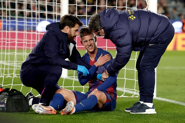 世界杯FIFA体育新闻：奥尔莫（中）在12月2日对阵马德里竞技的比赛中肩膀脱臼。/ Rico Brouwer/Soccrates/Getty Images