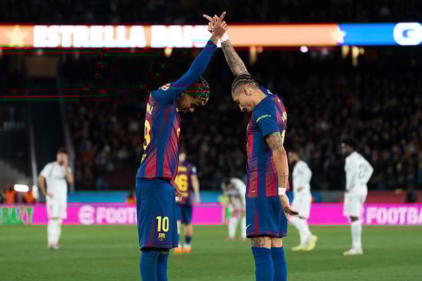 世界杯FIFA体育新闻：拉明·亚马尔（左）和拉菲尼亚在2025年为巴塞罗那队效力时表现堪称惊艳。/ Ruben De La Rosa/NurPhoto/Getty Images