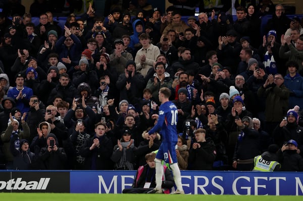 世界杯FIFA体育新闻：科尔·帕尔默离场时，球迷们鼓掌向他致意。/ 克里斯·李/切尔西足球俱乐部/盖蒂图片社