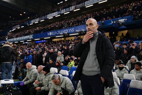 世界杯FIFA体育新闻：恩佐·马雷斯卡遭到了切尔西球迷的猛烈抨击。/ Darren Walsh/切尔西足球俱乐部/Getty Images