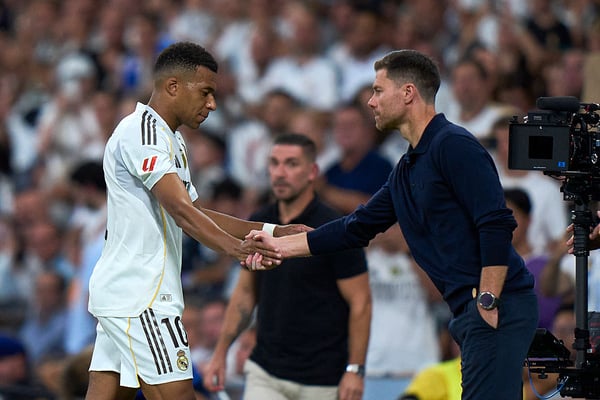 世界杯FIFA体育新闻：阿隆索（右）非常依赖这位法国前锋的进球。/ Diego Souto/Getty Images