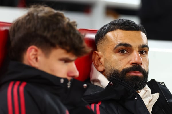 世界杯FIFA体育新闻：穆罕默德·萨拉赫（右）在利物浦3-3战平利兹联的比赛中未获得出场机会。/ Chris Brunskill/Fantasista/Getty Images