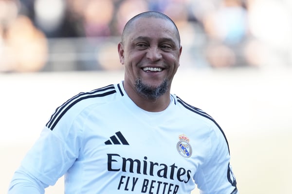 世界杯FIFA体育新闻:罗伯托·卡洛斯被誉为史上最伟大的左后卫之一。/ Etsuo Hara/Getty Images