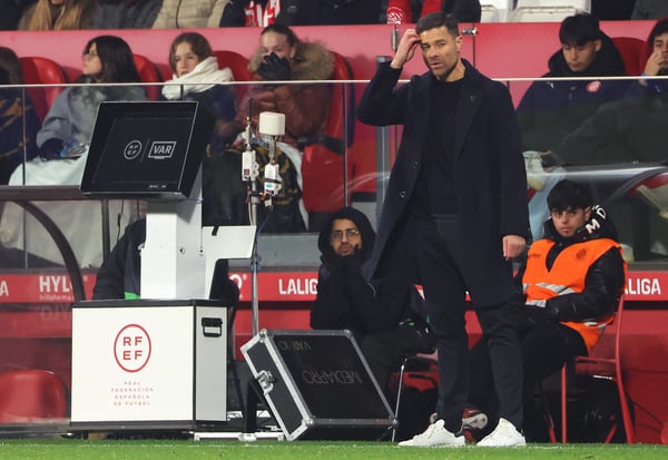 世界杯FIFA体育新闻：哈维·阿隆索（右）比大多数教练都更受VAR的困扰。/ Joan Valls/Urbanandsport/NurPhoto/Getty Images