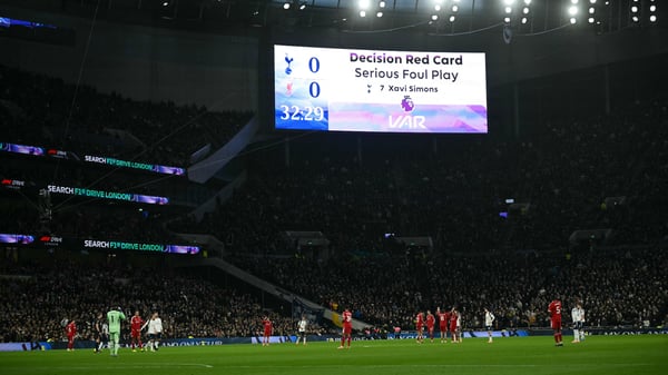 世界杯FIFA体育新闻：VAR（视频助理裁判）在大多数英超比赛中都扮演着重要角色。/ JUSTIN TALLIS/AFP/Getty Images