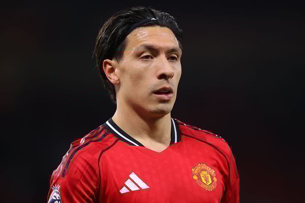 世界杯FIFA体育新闻：利桑德罗·马丁内斯在2025年的大部分时间里都只能作壁上观。/ James Gill/Danehouse/Getty Images