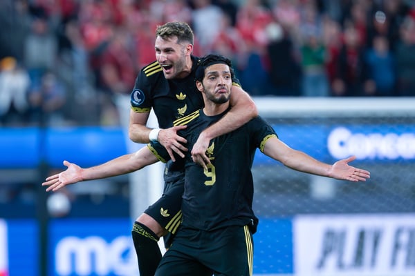 世界杯FIFA体育新闻：圣地亚哥·希门尼斯（左）和劳尔·希门尼斯将肩负起墨西哥队在世界杯上的大部分希望。/ Eliecer Aizprua Banfield/Jam Media/Getty Images