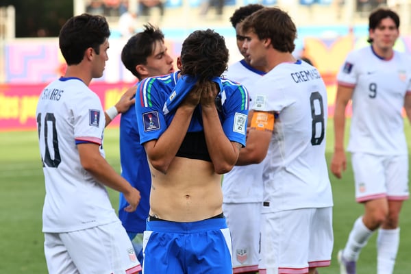 世界杯FIFA体育新闻：本杰明·克雷马斯基（右）梅开二度，帮助美国男足在2025年国际足联U-20世界杯上3-0爆冷击败意大利。/ 马塞洛·埃尔南德斯/国际足联/盖蒂图片社