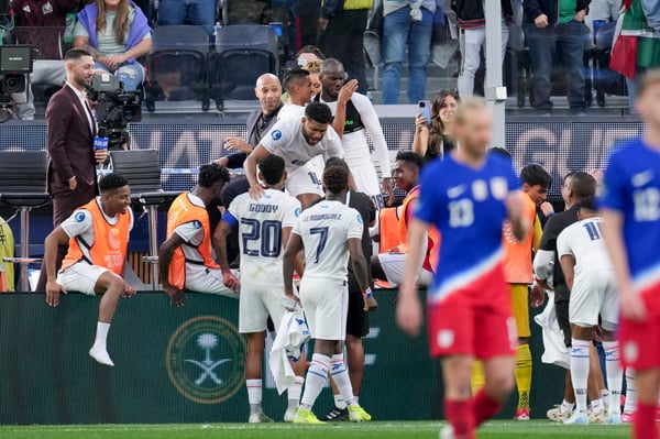 世界杯FIFA体育新闻：在美洲中部非洲及加勒比海国家联赛中，巴拿马队战胜美国队，塞西利奥·沃特曼（中）与蒂埃里·亨利（左中）庆祝胜利，克林特·邓普西（左）在一旁观看。/ Robin Alam/ISI Photos/Getty Images