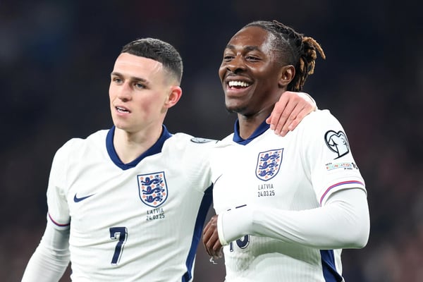 世界杯FIFA体育新闻：埃贝雷奇·埃泽在FIFA世界杯26预选赛中为英格兰队攻入对阵拉脱维亚的进球后，与菲尔·福登庆祝。