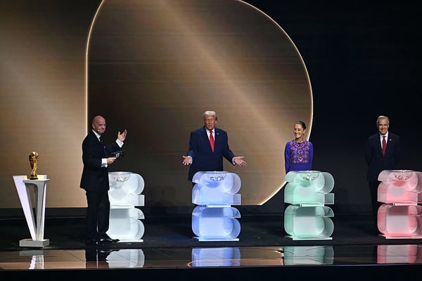 世界杯FIFA体育新闻：唐纳德·特朗普、克劳迪娅·谢因鲍姆和马克·卡尼受邀为三个主办国进行抽签。/ 吉姆·沃森/法新社/盖蒂图片社