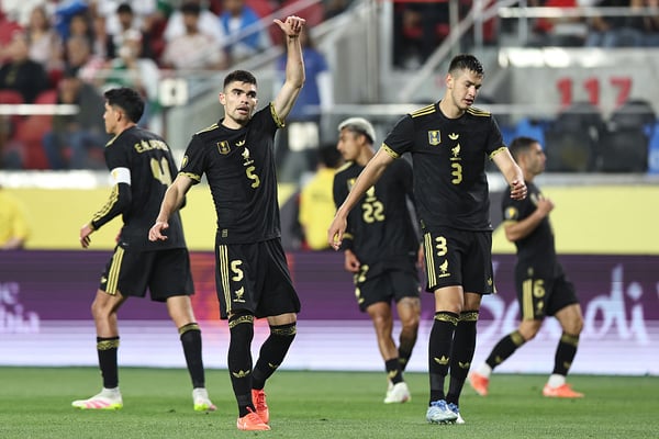 世界杯FIFA体育新闻：约翰·瓦斯奎兹（左）和塞萨尔·蒙特斯是阿吉雷阵容中的主力球员。/ Omar Vega/Getty Images