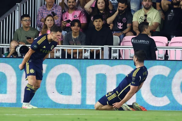 世界杯FIFA体育新闻：美国国家队队员塞巴斯蒂安·贝尔哈特（左）和布莱恩·怀特（右）帮助温哥华白浪队在北美及加勒比海冠军杯中战胜迈阿密国际队。/ Megan Briggs/Getty Images