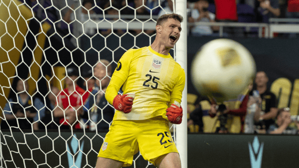 世界杯FIFA体育新闻：马特·弗里斯扑出了哥斯达黎加队的三粒点球。/约翰·多顿/ISI图片社/美国足协/盖蒂图片社