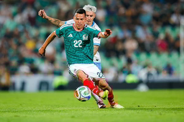 世界杯FIFA体育新闻：离开墨西哥国家队一年多后，伊尔文·洛萨诺回归，很有可能在明年夏天获得大量的上场时间。/ Yair Gonzalez/Jam Media/Getty Images