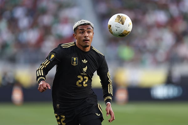 世界杯FIFA体育新闻:胡利安·阿劳霍最后一次代表墨西哥出战是在2025年金杯赛上。/ Omar Vega/Getty Images