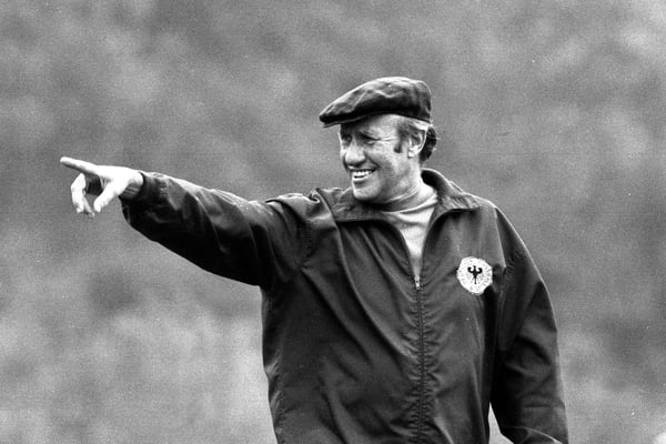 世界杯FIFA体育新闻：西德队教练赫尔穆特·舍恩发出指示