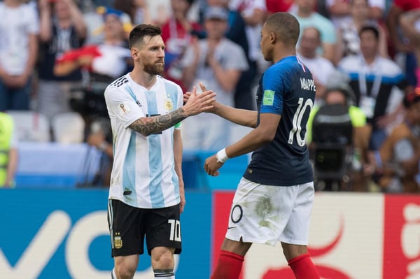 世界杯FIFA体育新闻：Lionel MESSI li ARG gibt Kylian MBAPPE FRA 和 Schlusspfiff die Hand Handschlag frustri