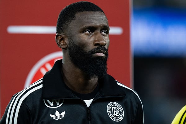 世界杯FIFA体育新闻：安东尼奥·吕迪格的合同将于2025-26赛季末到期。/ Sebastian Frej/Getty Images