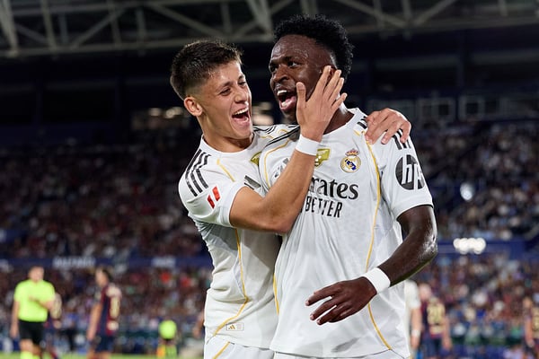 世界杯FIFA体育新闻：维尼修斯·儒尼奥尔（右）必须在2026年重拾状态。/ Quality Sport Images/Getty Images