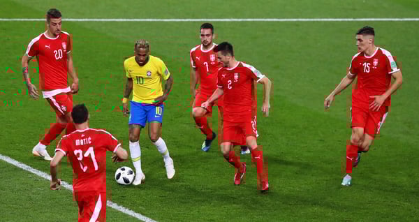 世界杯FIFA体育新闻:在2018年俄罗斯世界杯E组比赛中,巴西球星内马尔在莫斯科斯巴达克体育场被塞尔维亚球员包围。