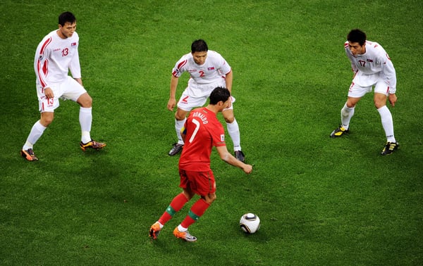 世界杯FIFA体育新闻:在2010年南非世界杯G组比赛中,葡萄牙球星克里斯蒂亚诺·罗纳尔多在开普敦绿点体育场与三名朝鲜球员发生冲突。