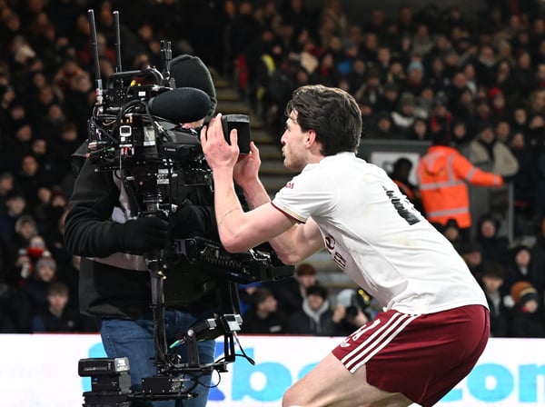 世界杯FIFA体育新闻：德克兰·赖斯在对阵伯恩茅斯的比赛中为阿森纳梅开二度。/ Stuart MacFarlane/阿森纳足球俱乐部/Getty Images