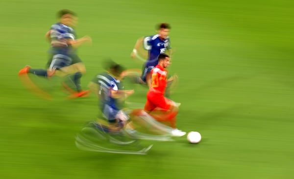 世界杯FIFA体育新闻:在2018年俄罗斯世界杯16强赛中,比利时球员埃登·阿扎尔在顿河畔罗斯托夫的罗斯托夫竞技场摆脱了三名日本球员的防守。