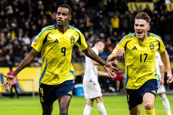 世界杯FIFA体育新闻：瑞典队的亚历山大·伊萨克和维克多·吉克雷斯庆祝进球