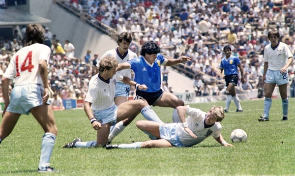 世界杯FIFA体育新闻:1986年国际足联世界杯四分之一决赛,迭戈·马拉多纳在墨西哥城阿泽特卡体育场代表阿根廷队对阵英格兰队时带球奔跑。