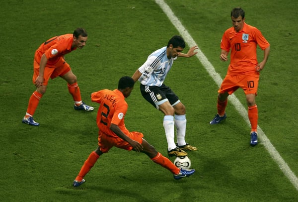 世界杯FIFA体育新闻:2006年德国世界杯C组小组赛,胡安·罗曼·里克尔梅代表阿根廷队在法兰克福对阵荷兰队的比赛中控球。