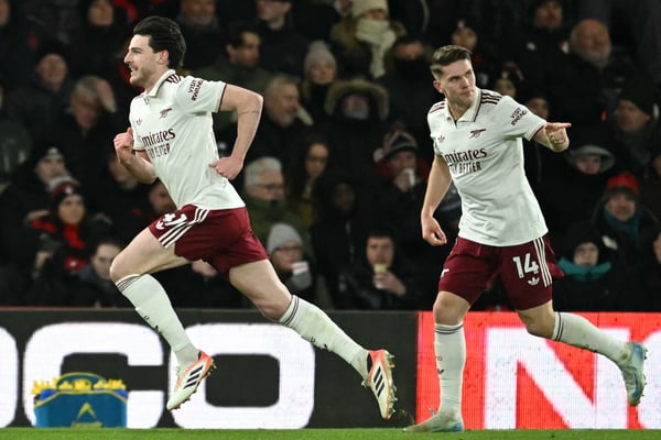 世界杯FIFA体育新闻：周六，德克兰·赖斯（左）向维克托·吉奥克雷斯表示祝贺。/ JUSTIN TALLIS/AFP/Getty Images