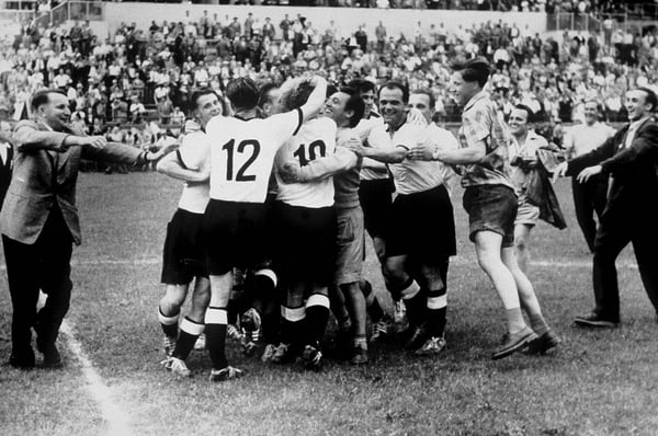 世界杯FIFA体育新闻：西德球员庆祝在1954年国际足联世界杯决赛中击败匈牙利