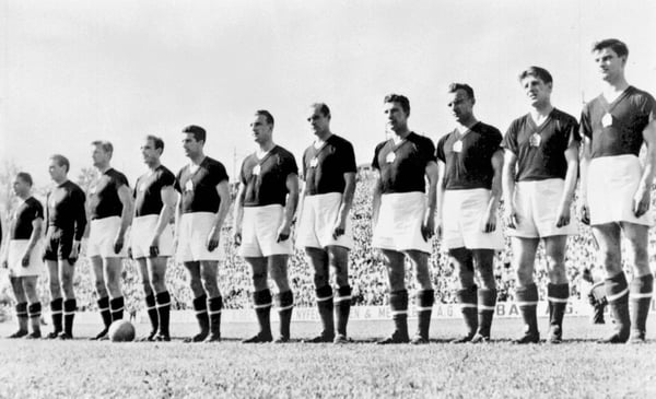 世界杯FIFA体育新闻：1954年国际足联世界杯小组赛，匈牙利队在巴塞尔迎战德国队前列队。
