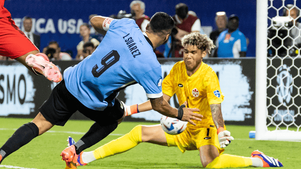 世界杯FIFA体育新闻：戴恩·圣克莱尔（右）与他的新队友、迈阿密国际队的路易斯·苏亚雷斯（左）以及2024年美洲杯队同场竞技。/ Steve Limentani/ISI Photos/Getty Images