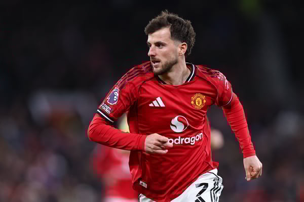 世界杯FIFA体育新闻：梅森·芒特可能要经历几分钟的苦战。/ Robbie Jay Barratt/AMA/Getty Images