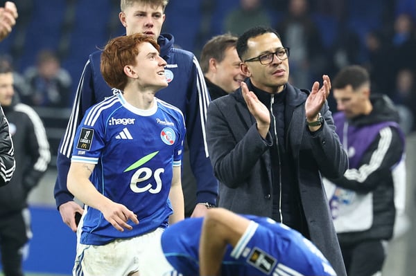 世界杯FIFA体育新闻:切尔西的老板们还得在斯特拉斯堡找到利亚姆·罗塞尼奥(右)的替代者。/ Frederick Florin/AFP/Getty Images