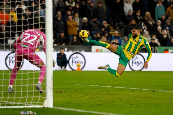 世界杯FIFA体育新闻：在西布朗维奇0-1负于斯旺西城的比赛中，乔治·坎贝尔尝试了一记跳跃凌空抽射。/ Adam Fradgley/西布朗维奇足球俱乐部/Getty Images