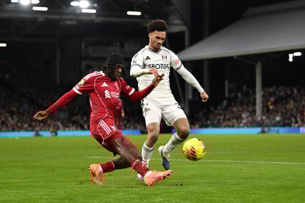 世界杯FIFA体育新闻：周日，安东尼·罗宾逊（右）在对阵杰里米·弗林蓬（左）和利物浦进攻球员的比赛中表现稳定。/ 利物浦足球俱乐部/Getty Images