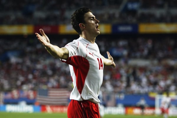 世界杯FIFA体育新闻：马尔钦·泽夫拉科夫在2002年韩日世界杯小组赛波兰对阵美国的比赛中进球后庆祝。