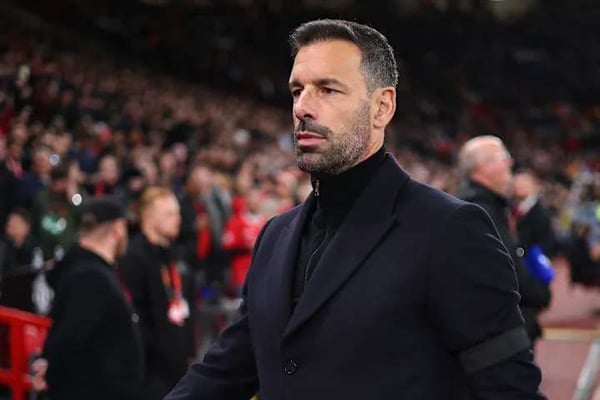 世界杯FIFA体育新闻：鲁德·范尼斯特鲁伊在埃里克·滕哈格被解雇后稳住了局面。/ Robbie Jay Barratt - AMA/Getty Images