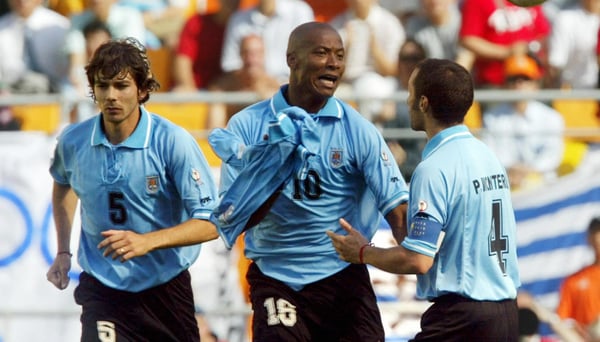 世界杯FIFA体育新闻：理查德·莫拉莱斯在2002年韩日世界杯上为乌拉圭队攻破塞内加尔队球门后庆祝。