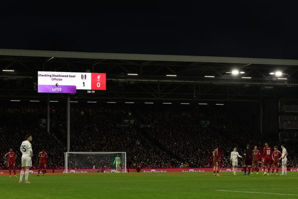 世界杯FIFA体育新闻：利物浦的扳平进球经VAR确认有效。/ Adrian Dennis/AFP/Getty Images